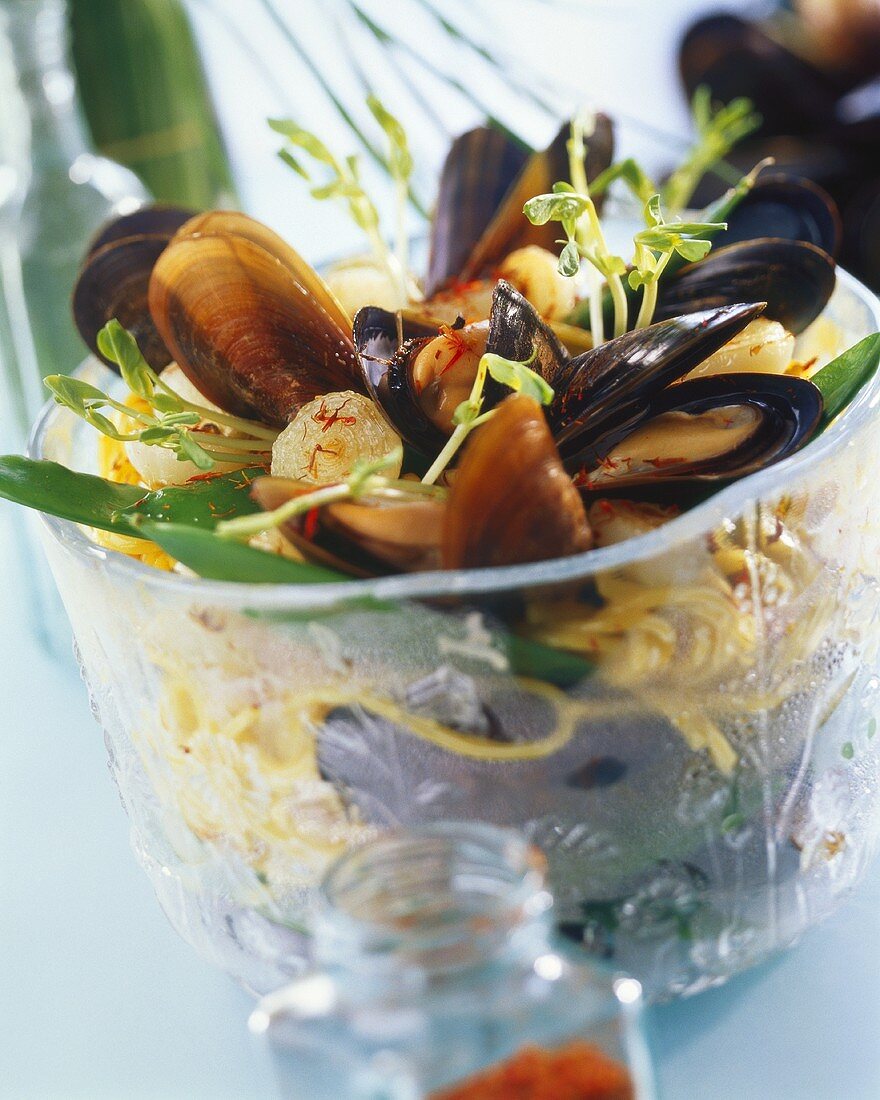 Mussels with lemon and saffron on spaghettini