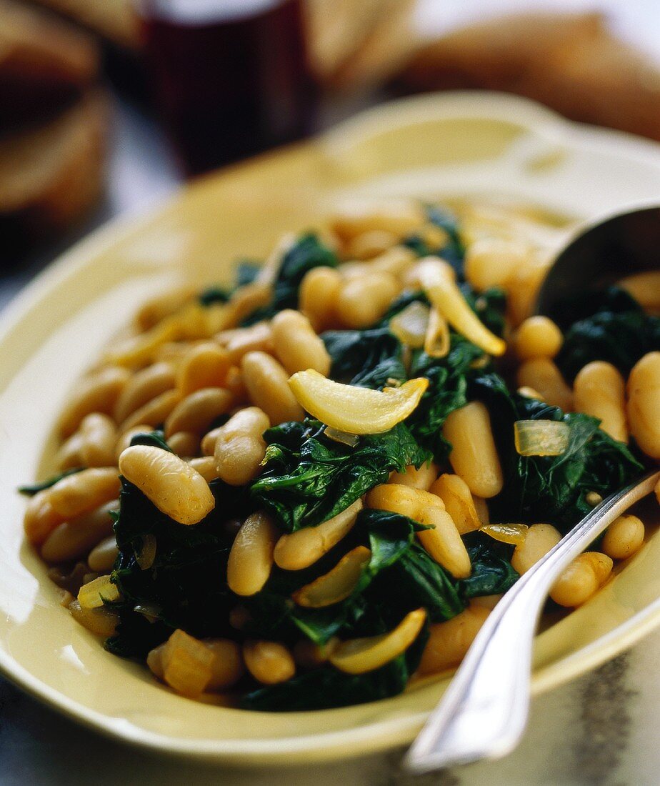 White beans with baby spinach and onions