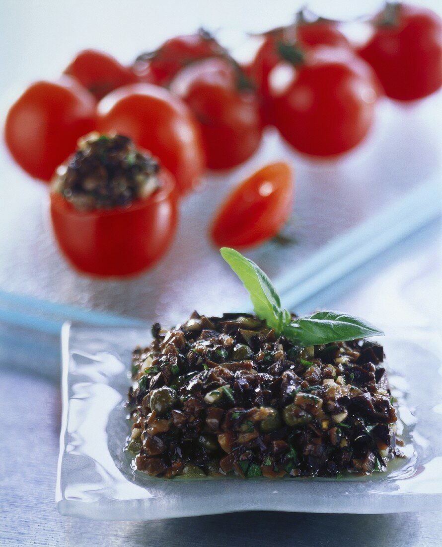 Tapenade (Würzpaste aus Kapern, schwarzen Oliven und Pilzen)