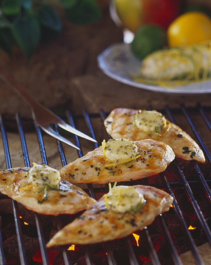 Hähnchenbrustfilets mit Zitronen-Kräuterbutter auf Grillrost