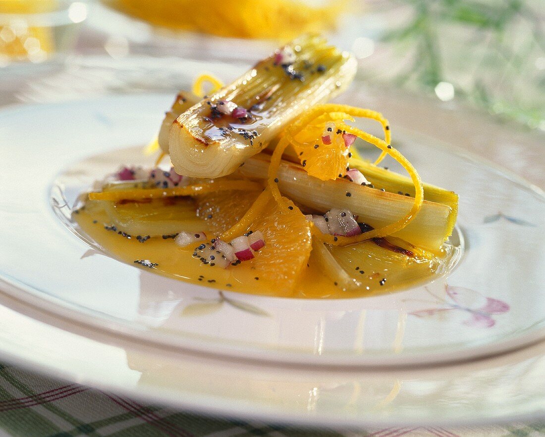 Gegrillte Lauchstangen a l'orange mit Mohn und Zwiebeln