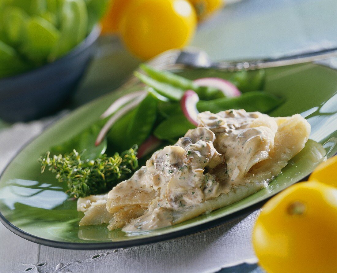 Kabeljaufilet mit Sahne-Champignon-Sauce