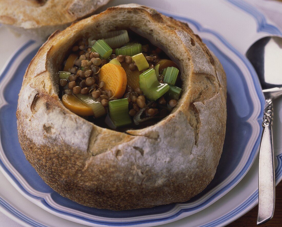 Linseneintopf mit Stangensellerie und Möhren im Brotlaib