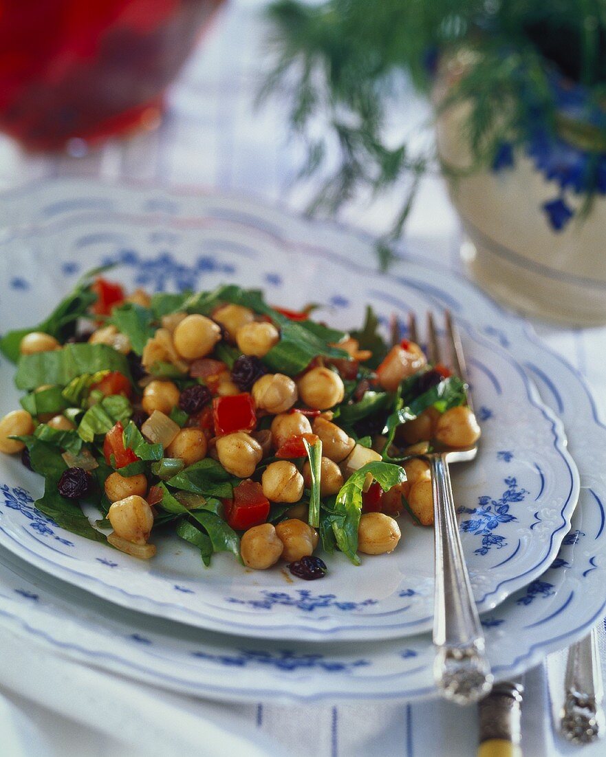 Kichererbsensalat mit Blattspinat und Rosinen