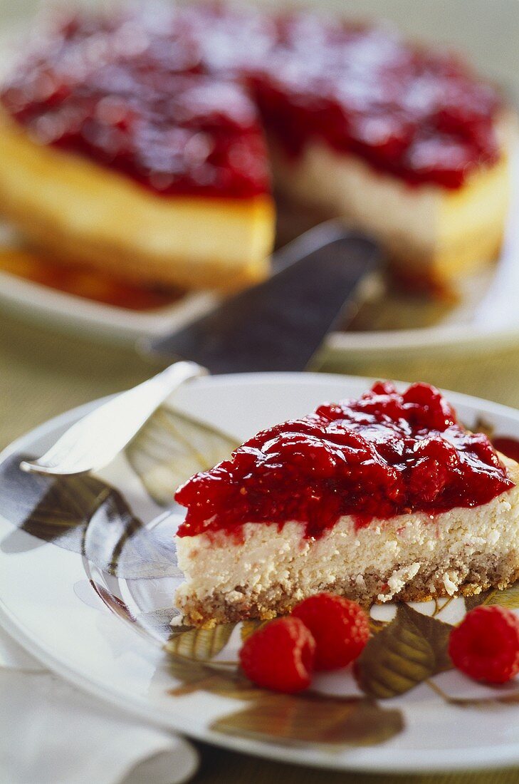 Ein Stück Himbeer-Quark-Kuchen