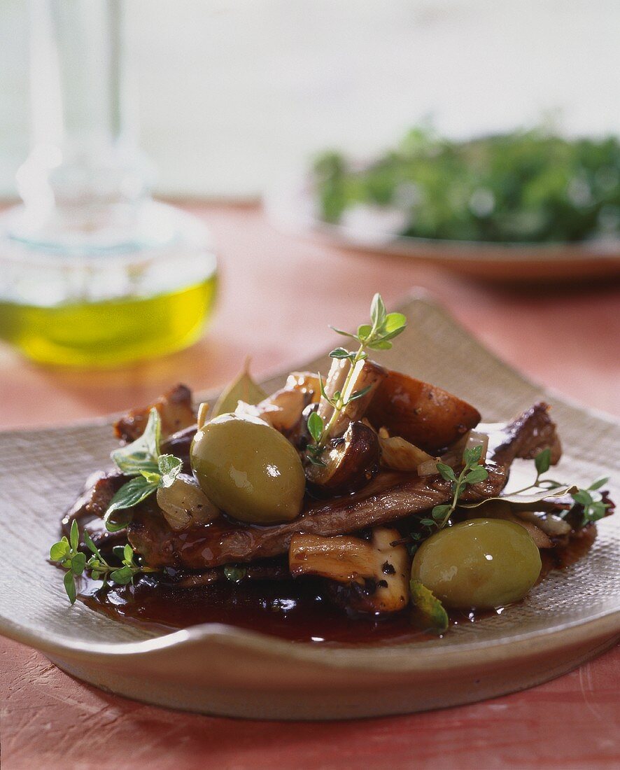 Rindfleisch mit Champignons und grünen Oliven