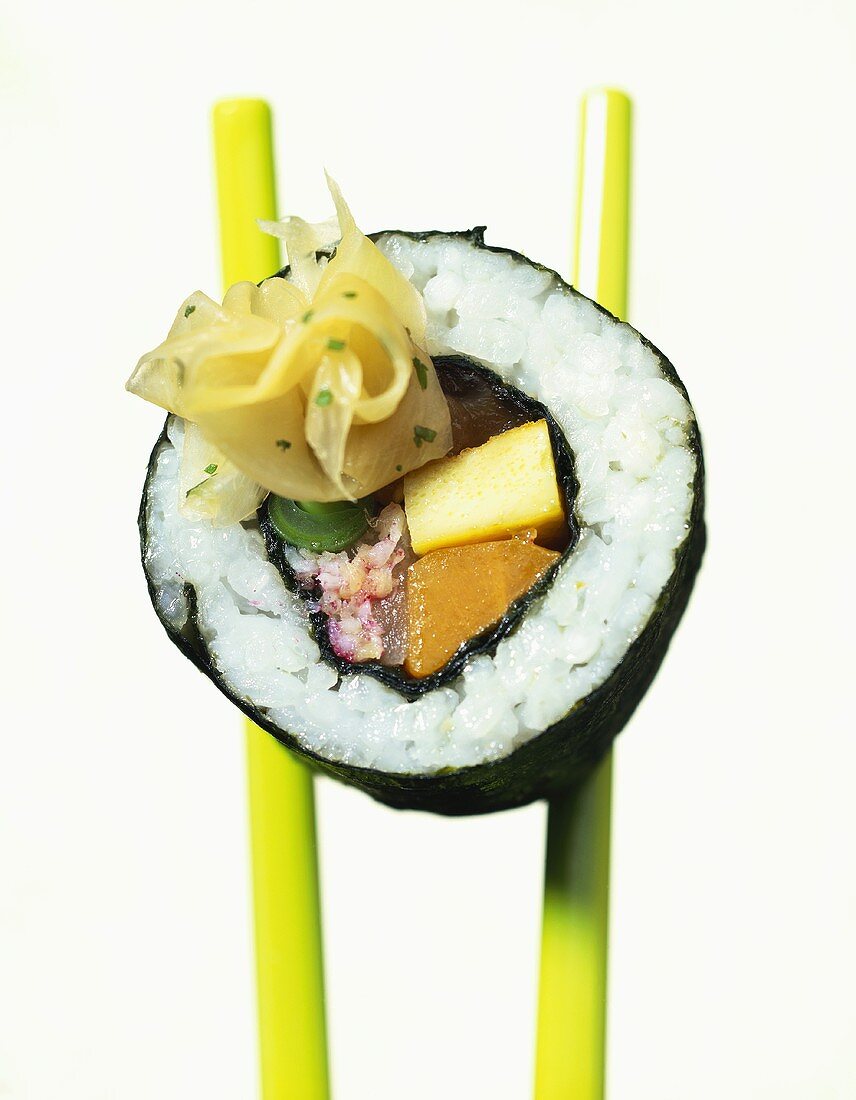 Maki-Sushi mit Krebsfleisch, Möhre, Rührei, Thunfisch, Bohnen