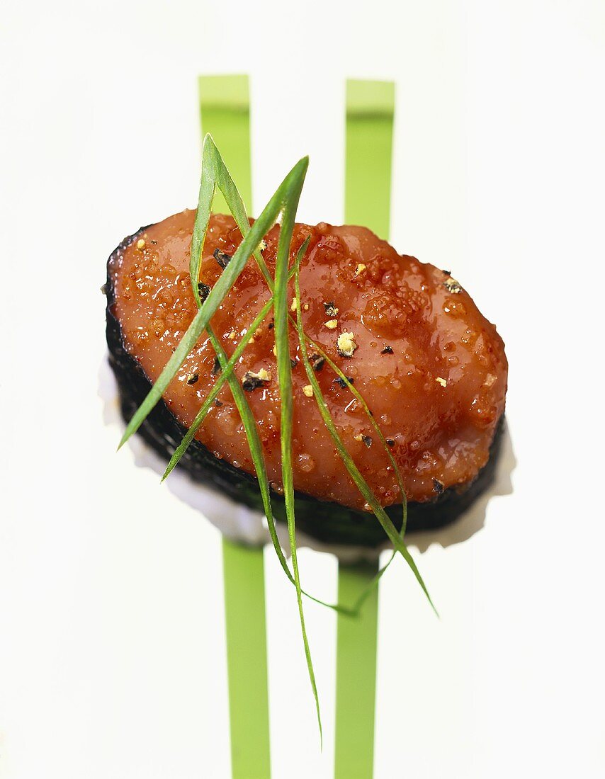 Uni Nigiri (Sushi mit Seeigelrogen, Schnittlauch, Pfeffer)