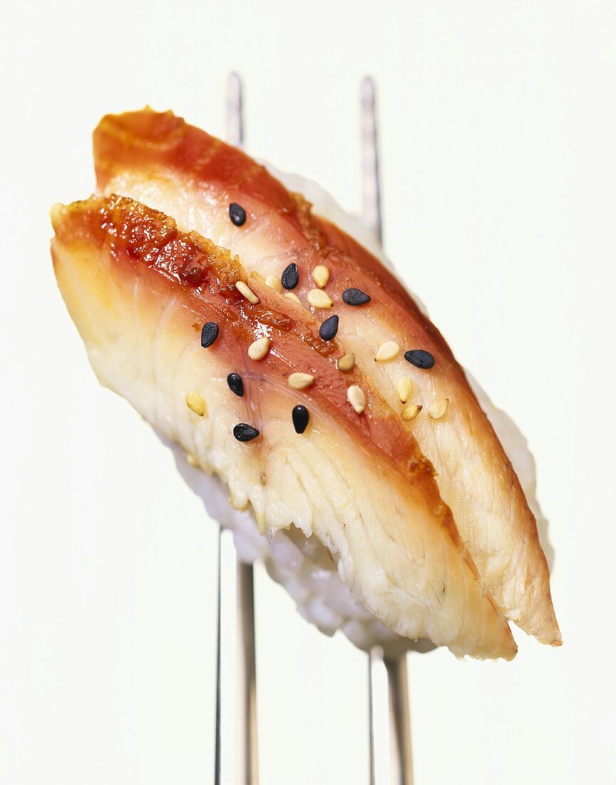 Anago Nigiri (Sushi mit geräuchertem Seeaal & Sesam; Japan)