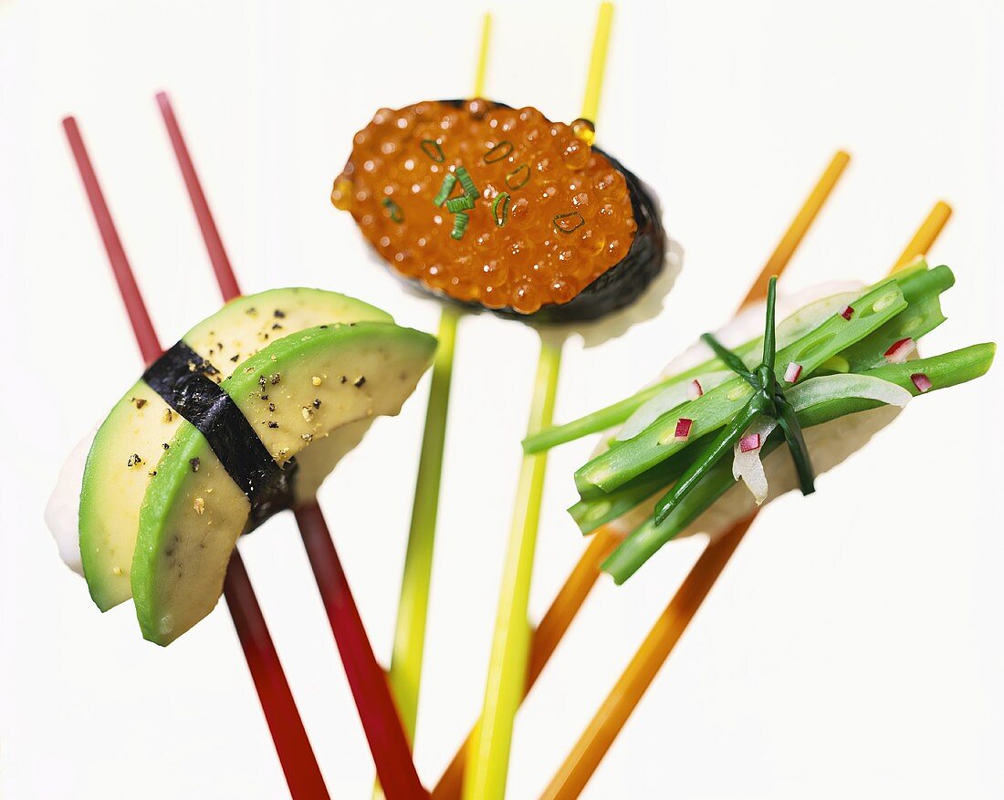 Ikura Nigiri mit Lachskaviar und zwei Sushi mit Gemüse