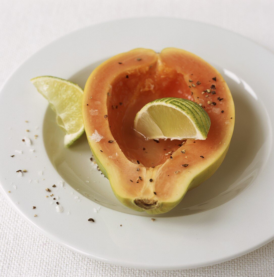 Papaya mit Limette, Salz und Pfeffer