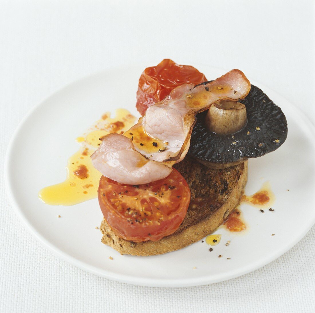 Röstbrot mit gebratenen Schinken, Tomaten und Pilzen