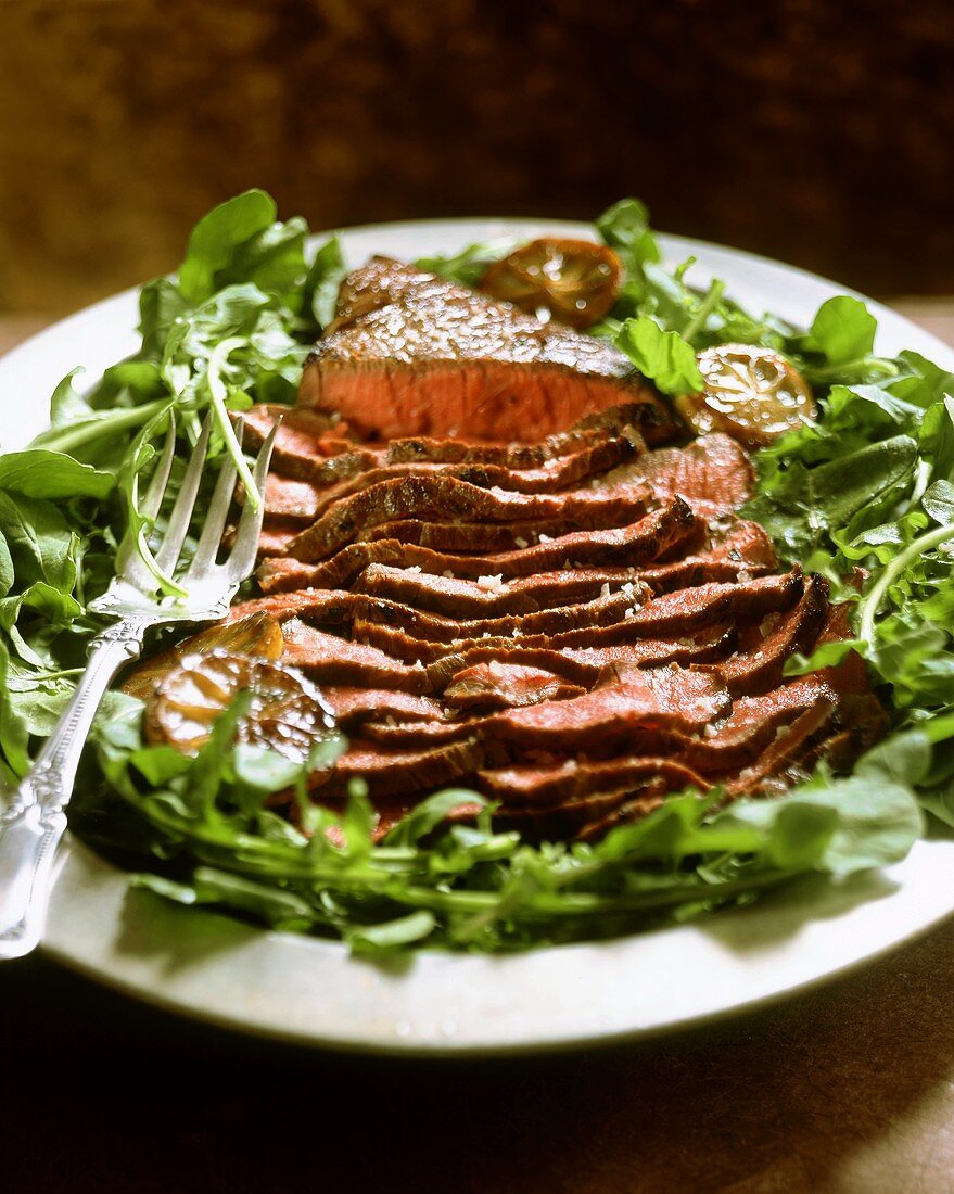 Roastbeef mit karamellisierten Zitonenscheiben auf Rucolasalat