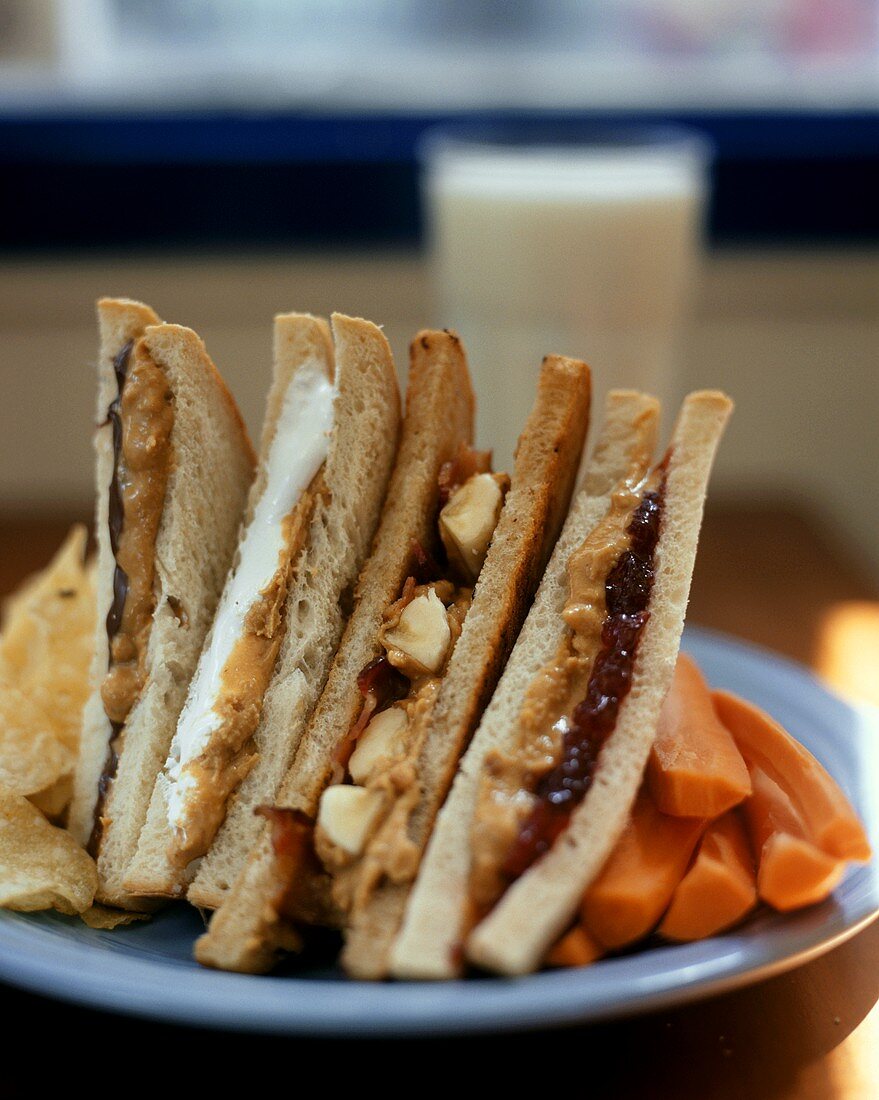 Vier verschiedene Sandwiches mit Erdnussbutter
