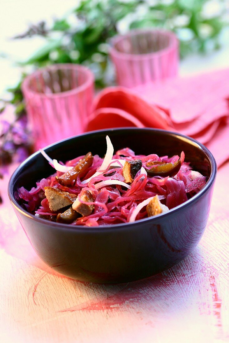 Rotkohlsalat mit gebratenem Fleisch