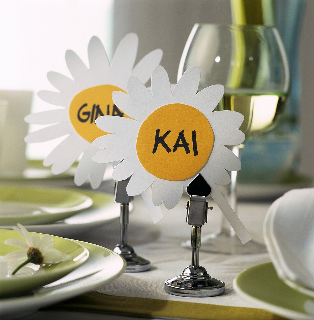 Place-cards in shape of flowers