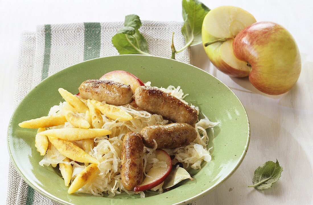 Schupfnudeln mir Rostbratwürstchen und Apfel-Sauerkraut