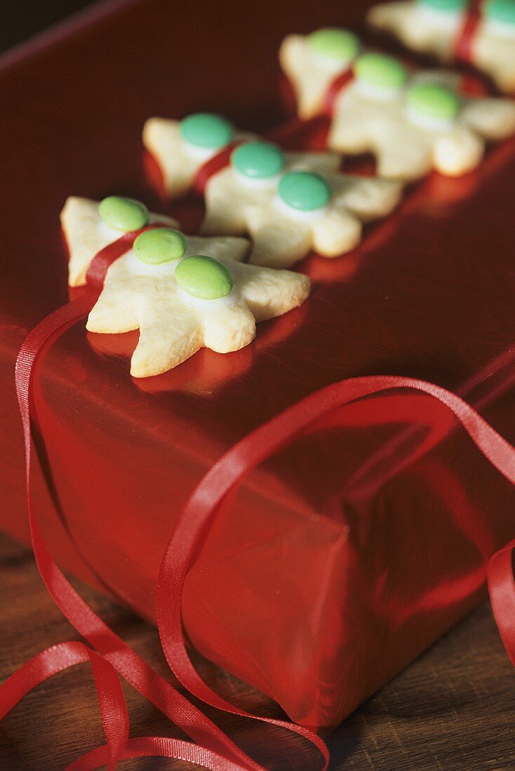 Fir tree-shaped biscuits on a red gift