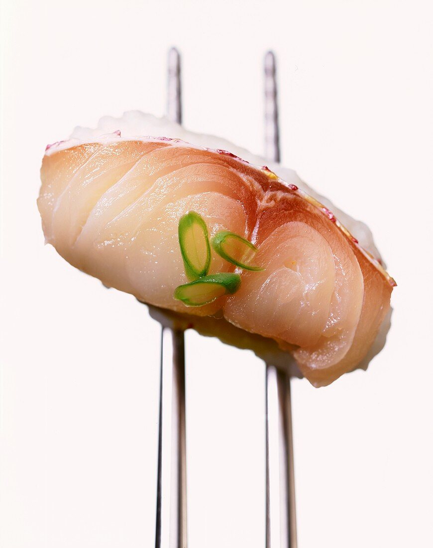 Nigiri Sushi mit Thunfisch und Frühlingszwiebeln
