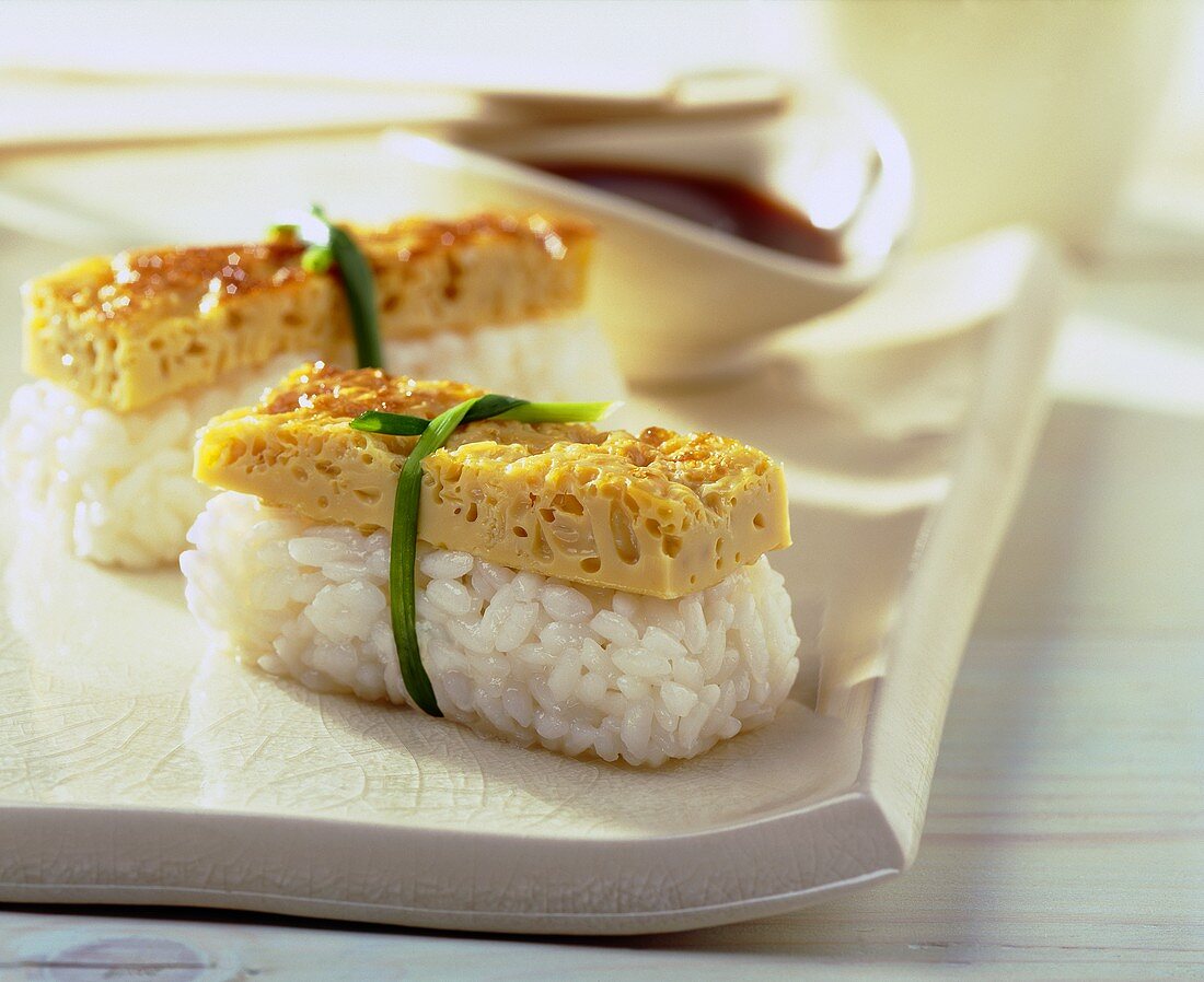 Zwei Nigiri-Sushi mit Eierstich und Sojasauce