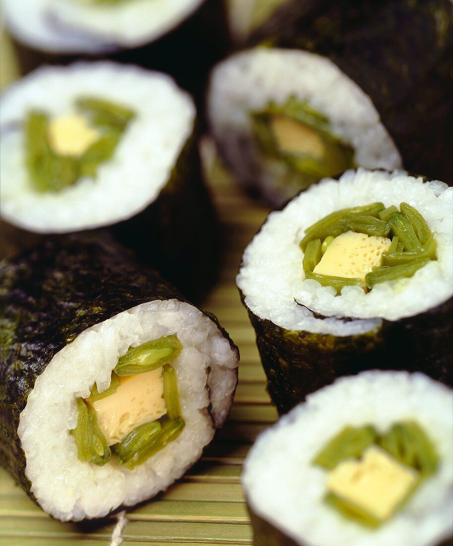 Mehrere Maki-Sushi mit Eierstich und Kaiserschoten