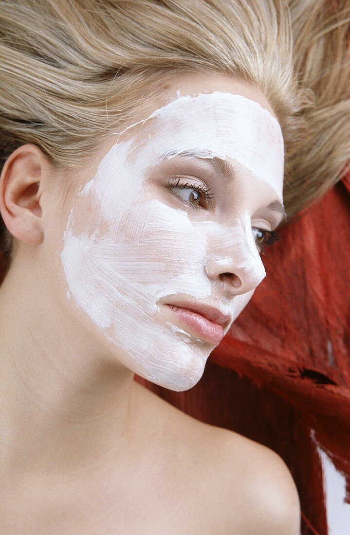 Blonde Frau mit Gesichtsmaske