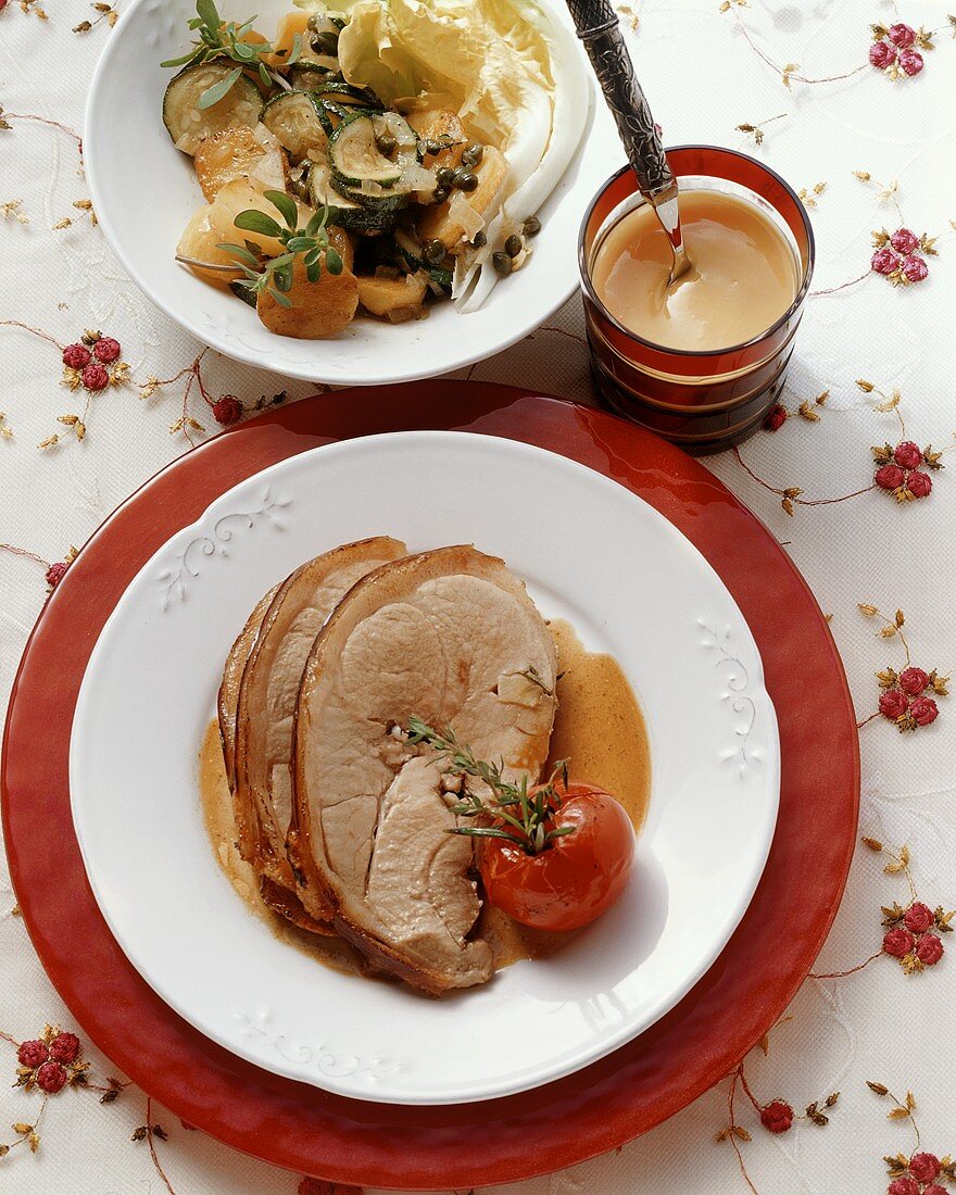 Spanferkelbraten mit Kartoffel-Zucchini-Salat