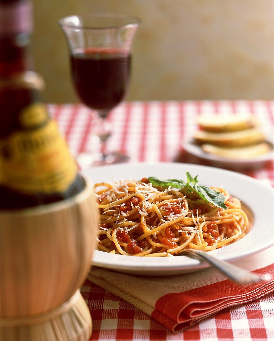 Spaghetti al pomodoro (spaghetti with tomato sauce, Italy)