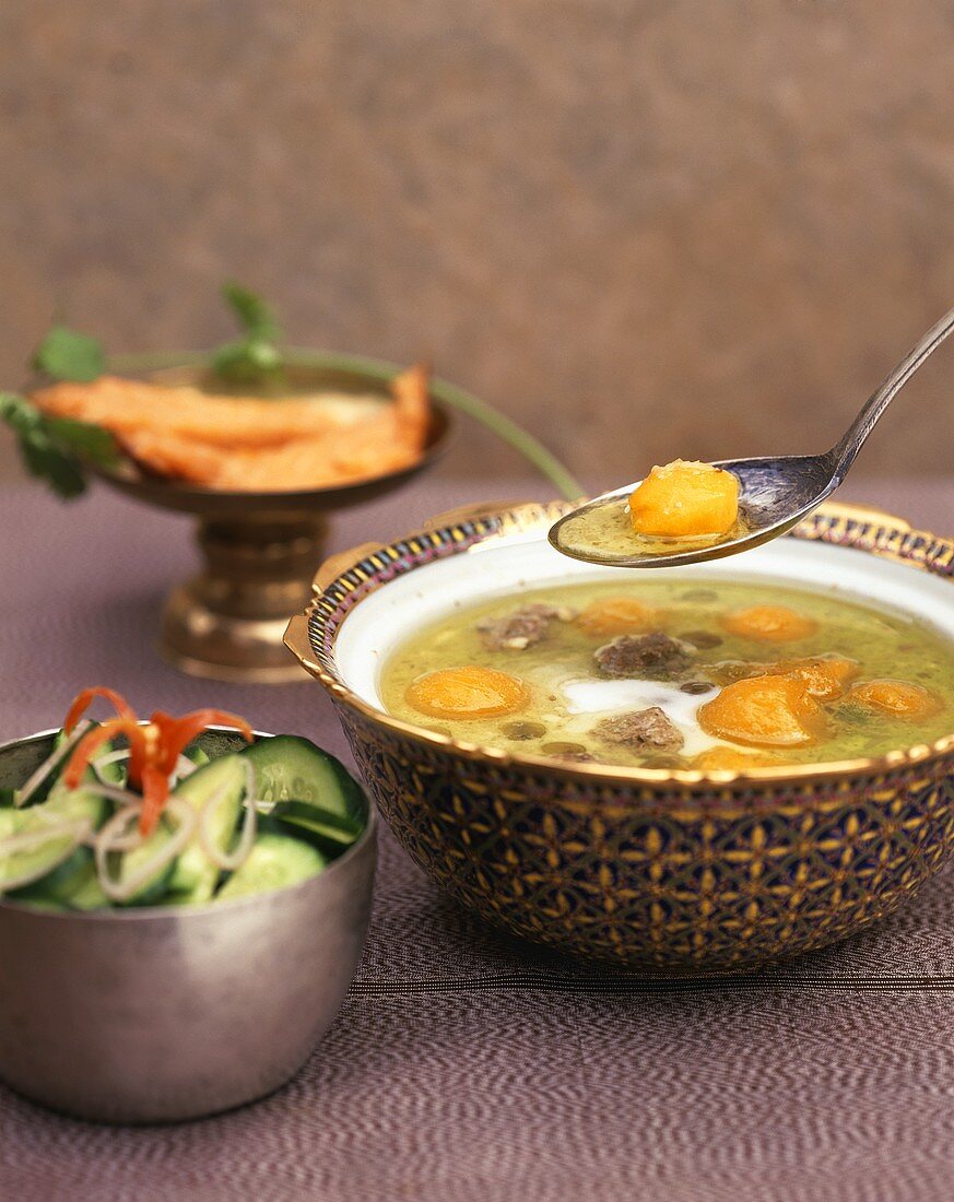Currysuppe mit Rindfleisch und Mango (Indien)
