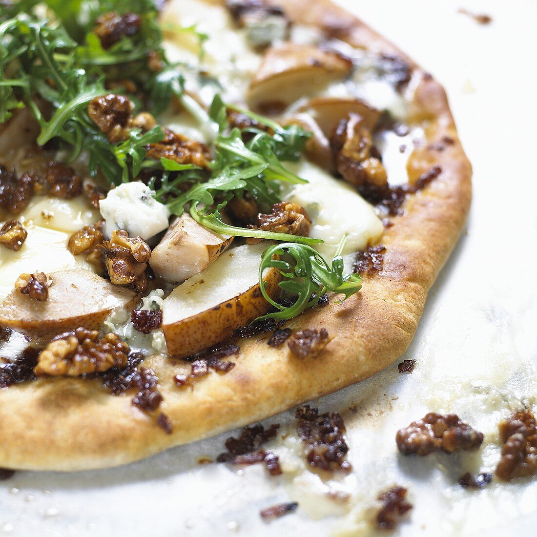 Pizza mit Nüssen, Birne, Gorgonzola und Rucola