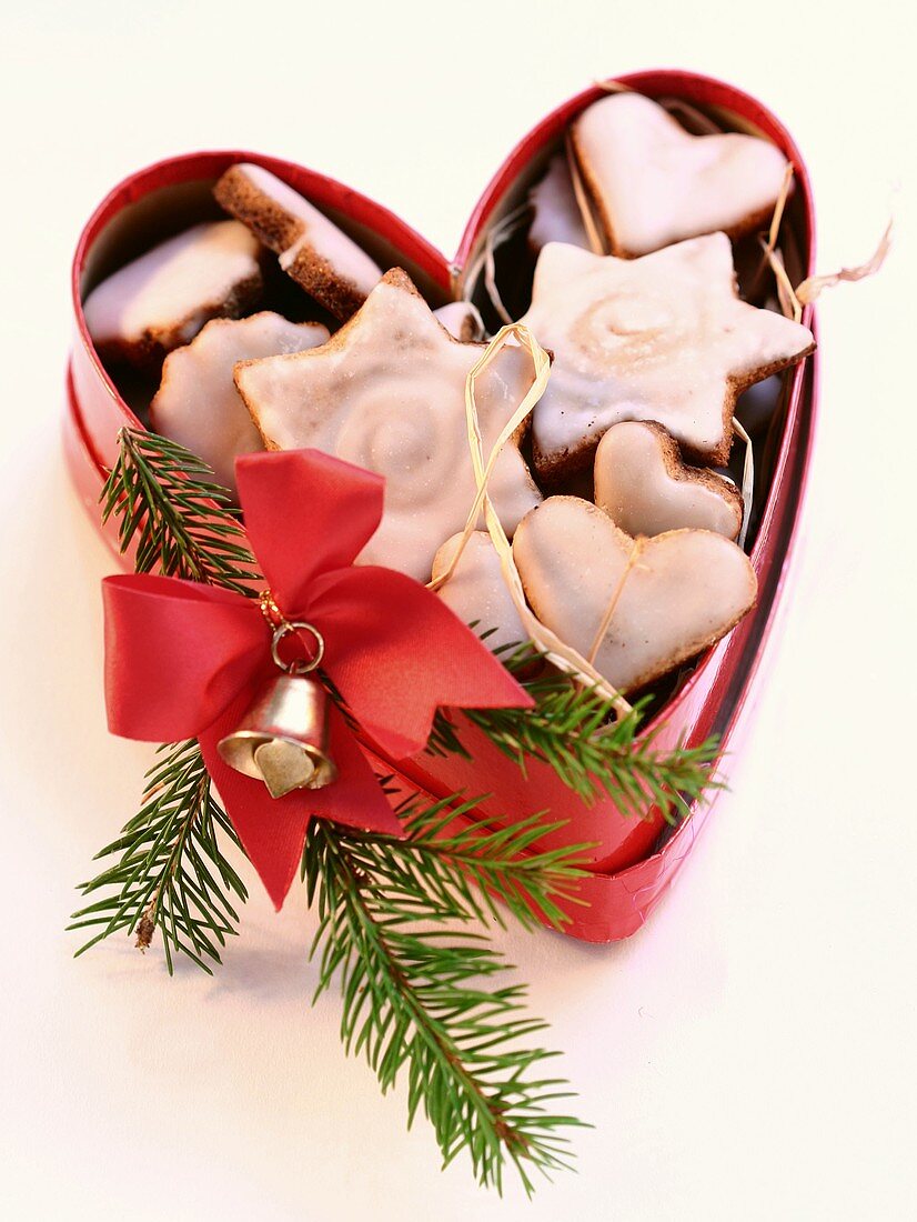Honey biscuits with glacé icing in a heart-shaped box