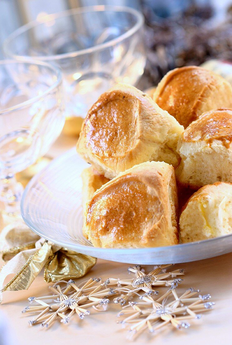 Mehrere Hefebrötchen zu Weihnachten