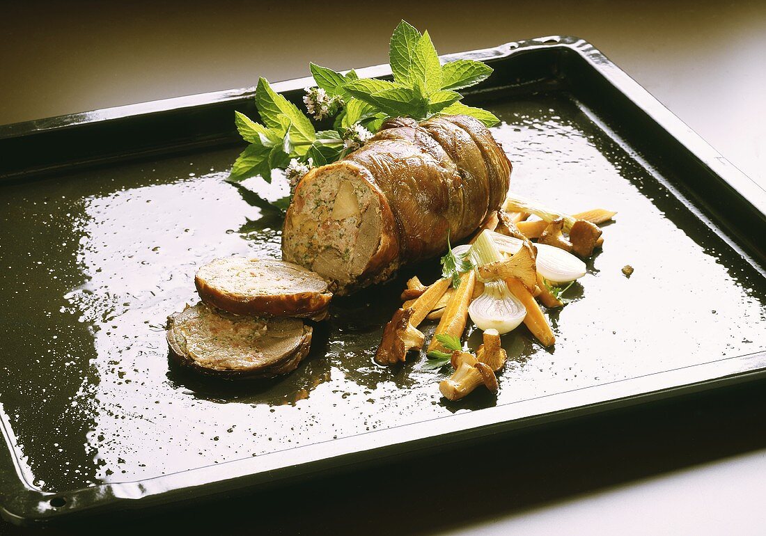 Rehroulade mit Gemüse