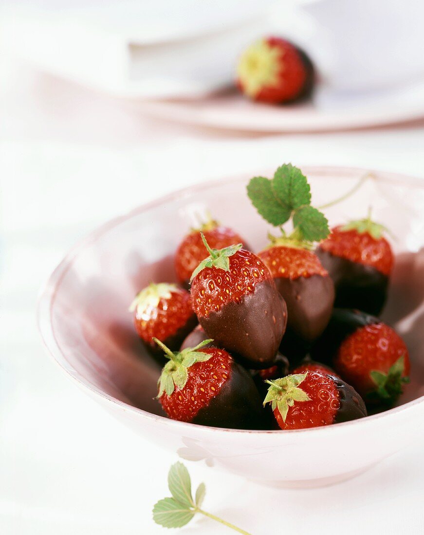 Naschen erlaubt: Erdbeeren mit zarter Schokoglasur