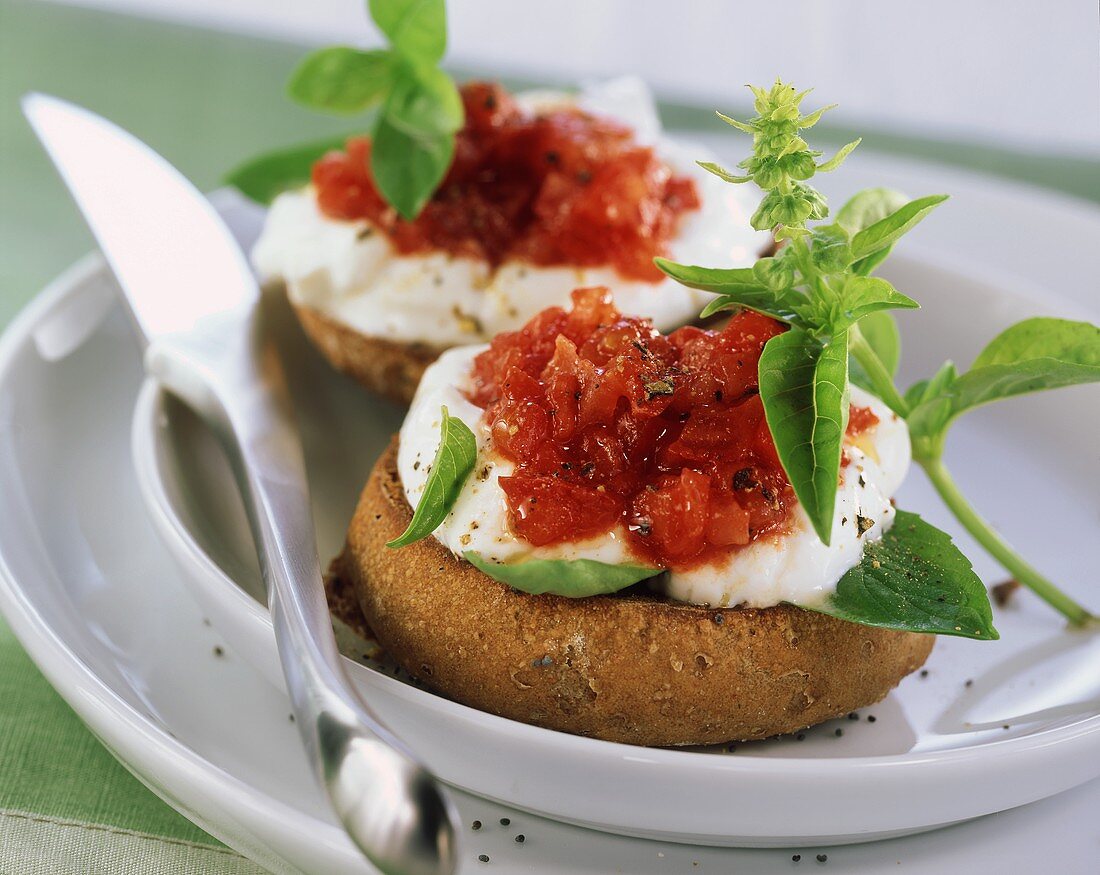 Toastbrötchen mit Tomaten und Quark