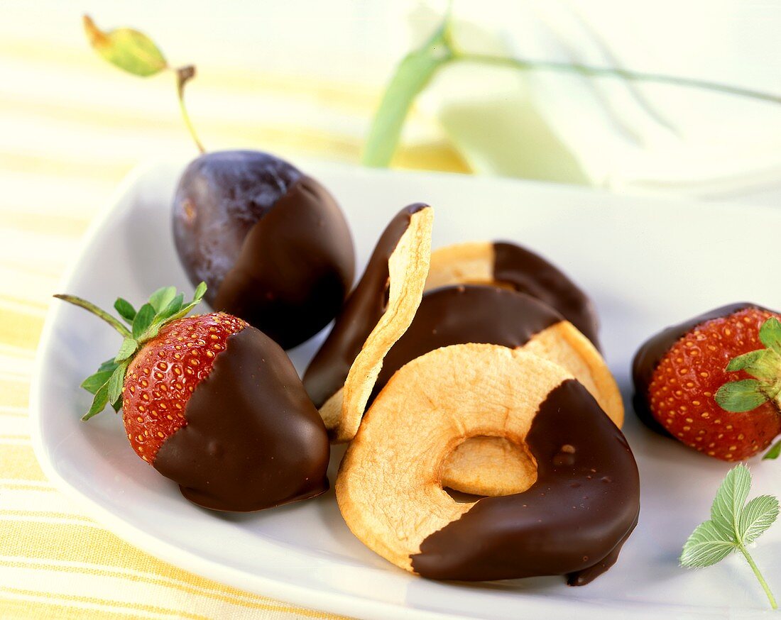 Früchte mit Schokoladenglasur