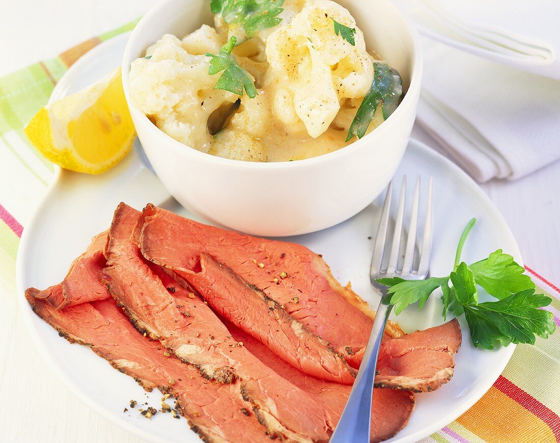 Roast beef with cauliflower in béchamel sauce