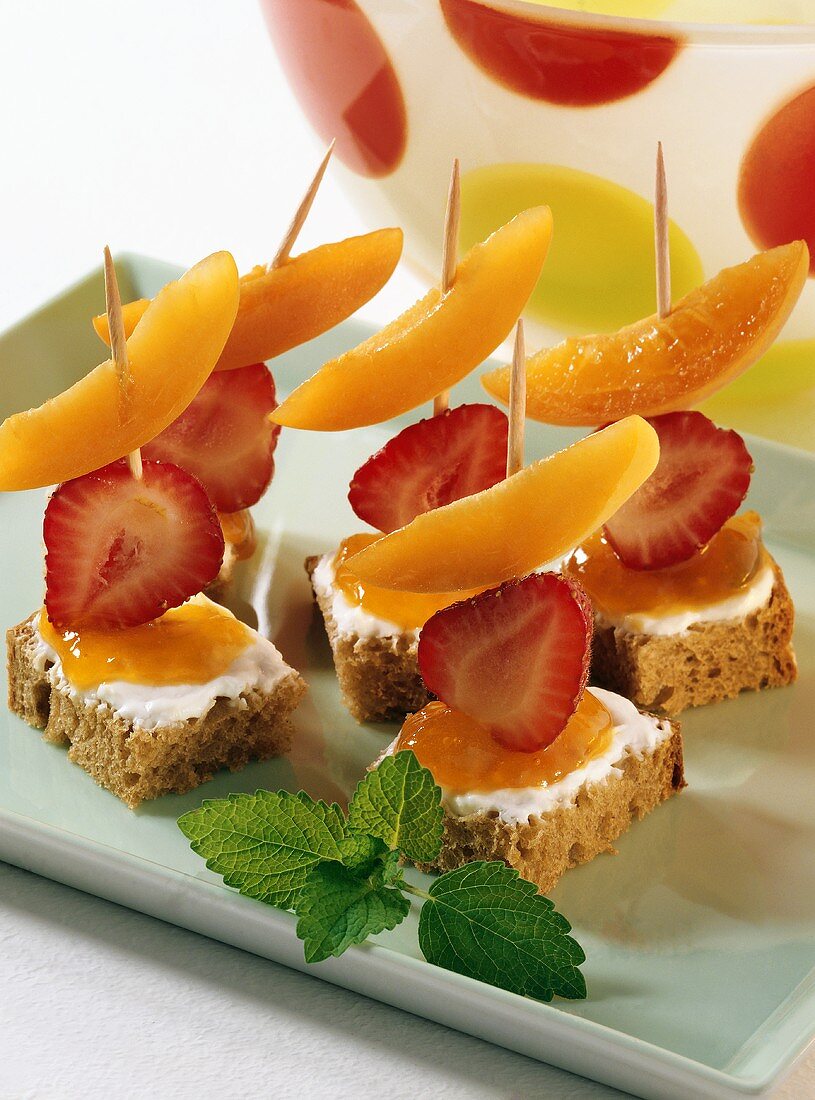 Fruchtige Brotspiesse mit Marmelade für Kinder