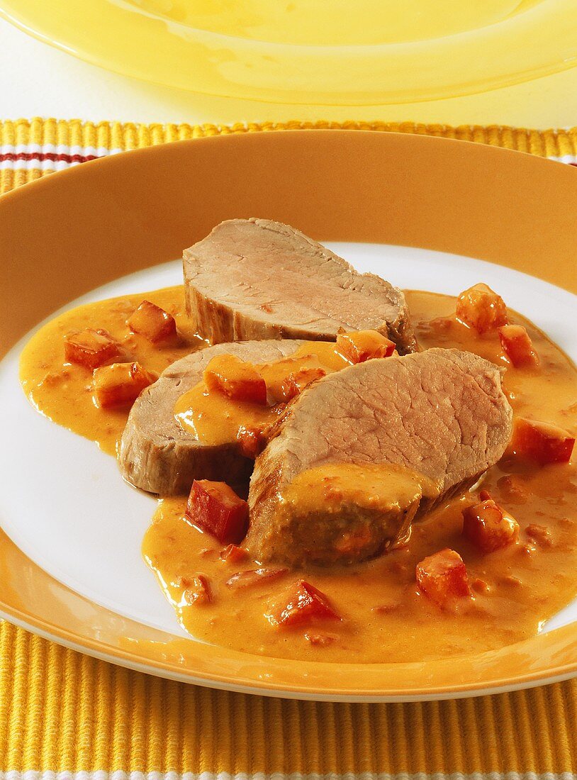 Schweinefilet in roter Paprikasauce