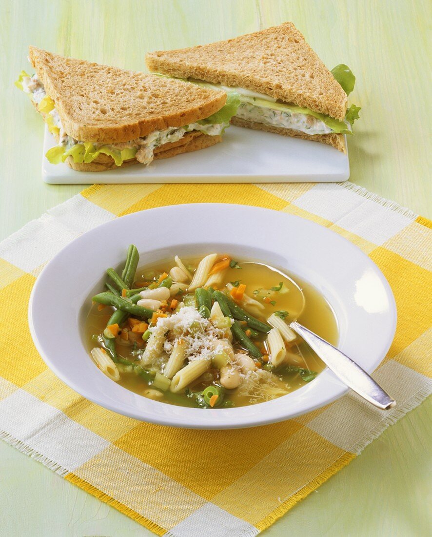 Minestrone e tramezzini (Vegetable soup & tuna sandwich)
