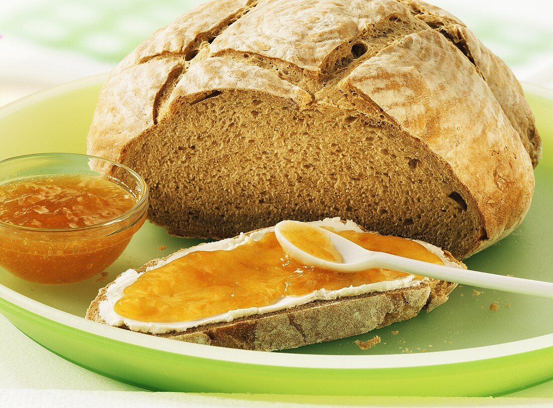 Weizenlandbrot mit Aprikosenmarmelade