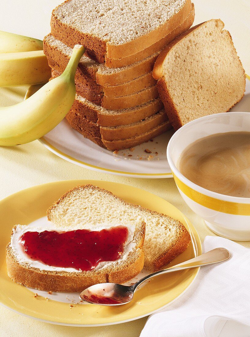Brioche mit Marmelade, dahinter Joghurt-Bananen-Brot