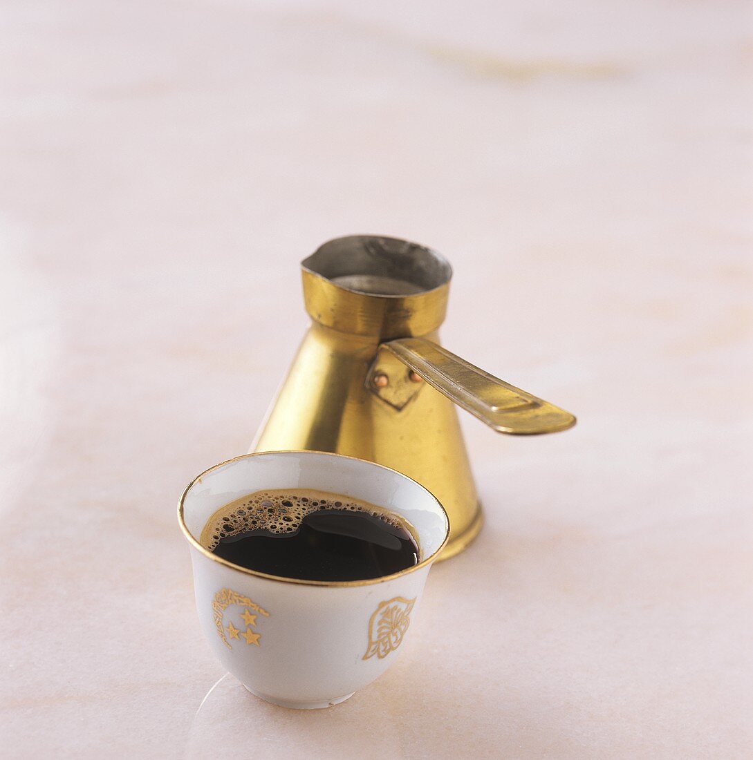 Türkischer Kaffee in Tasse und Kännchen