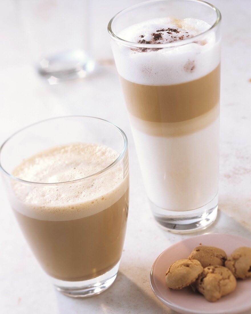 Mandelkaffee und Latte macchiato