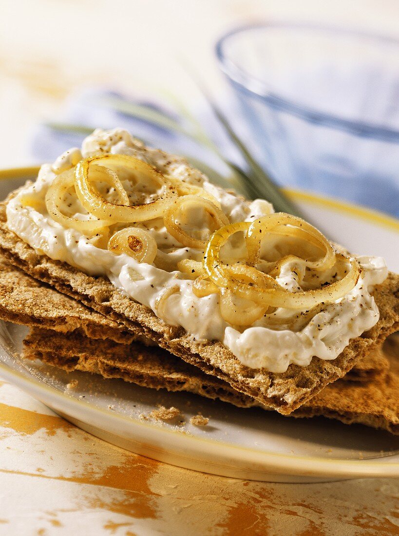 Apfelquark mit Zwiebelringen auf Knäckebrot