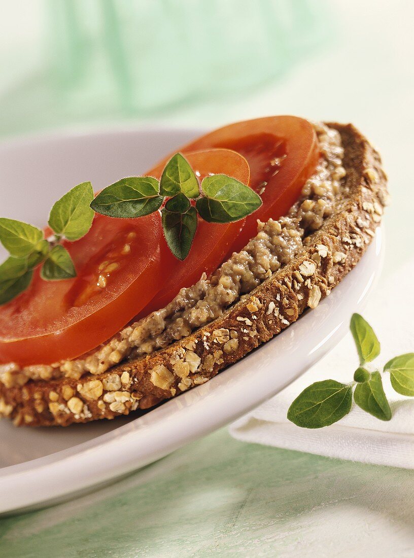 Wholemeal bread with millet spread and tomatoes