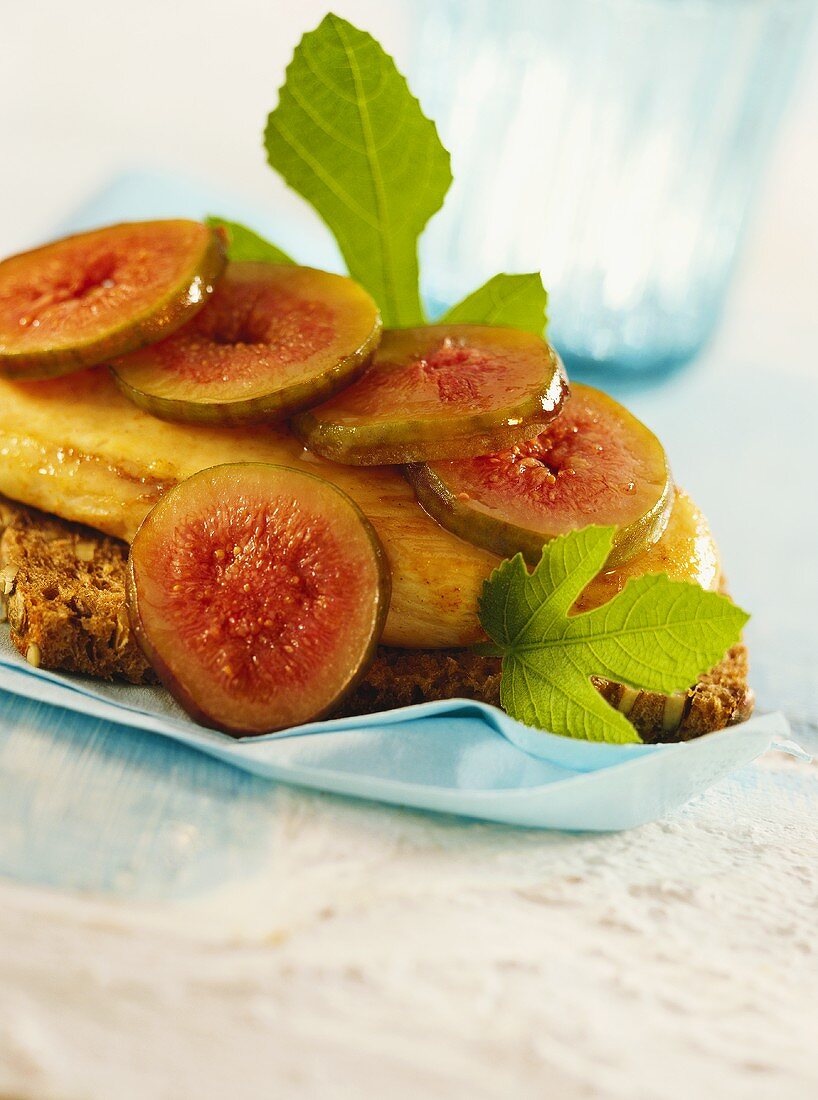 Spelt bread with turkey breast and figs