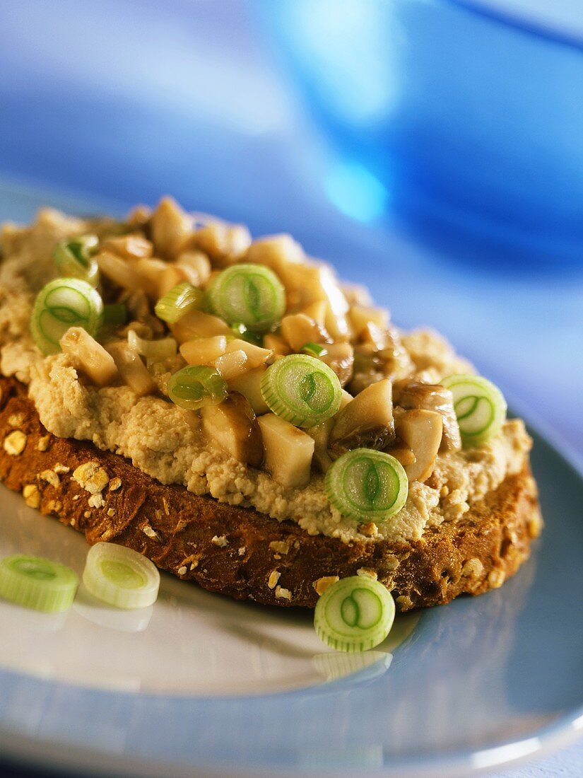 Tofu-Aufstrich mit Champignons auf Vollkornbrot