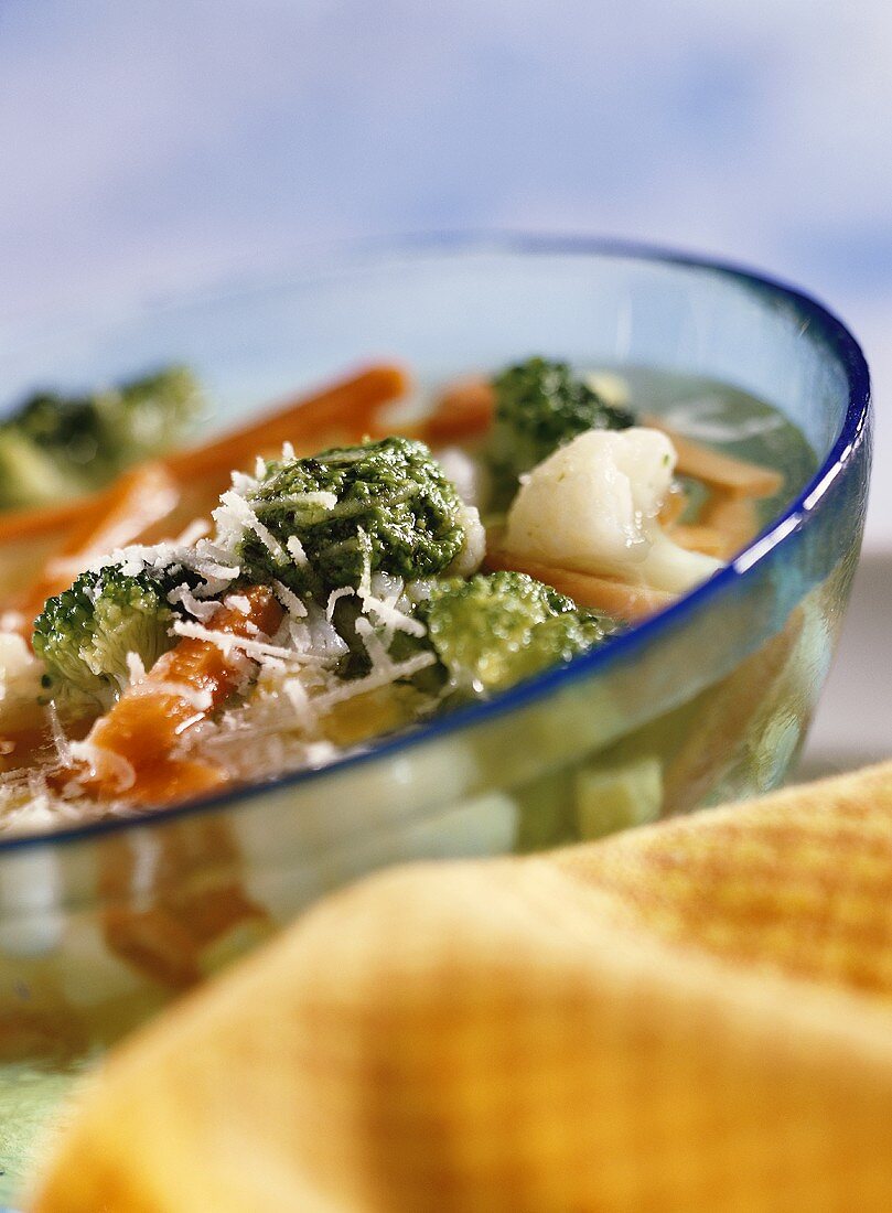 Quick minestrone with pesto and Parmesan