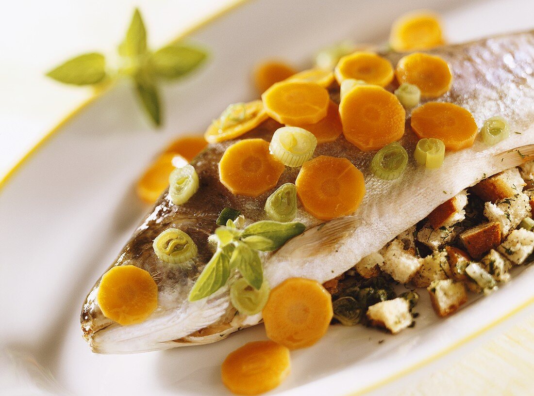 Stuffed trout with carrots and spring onions